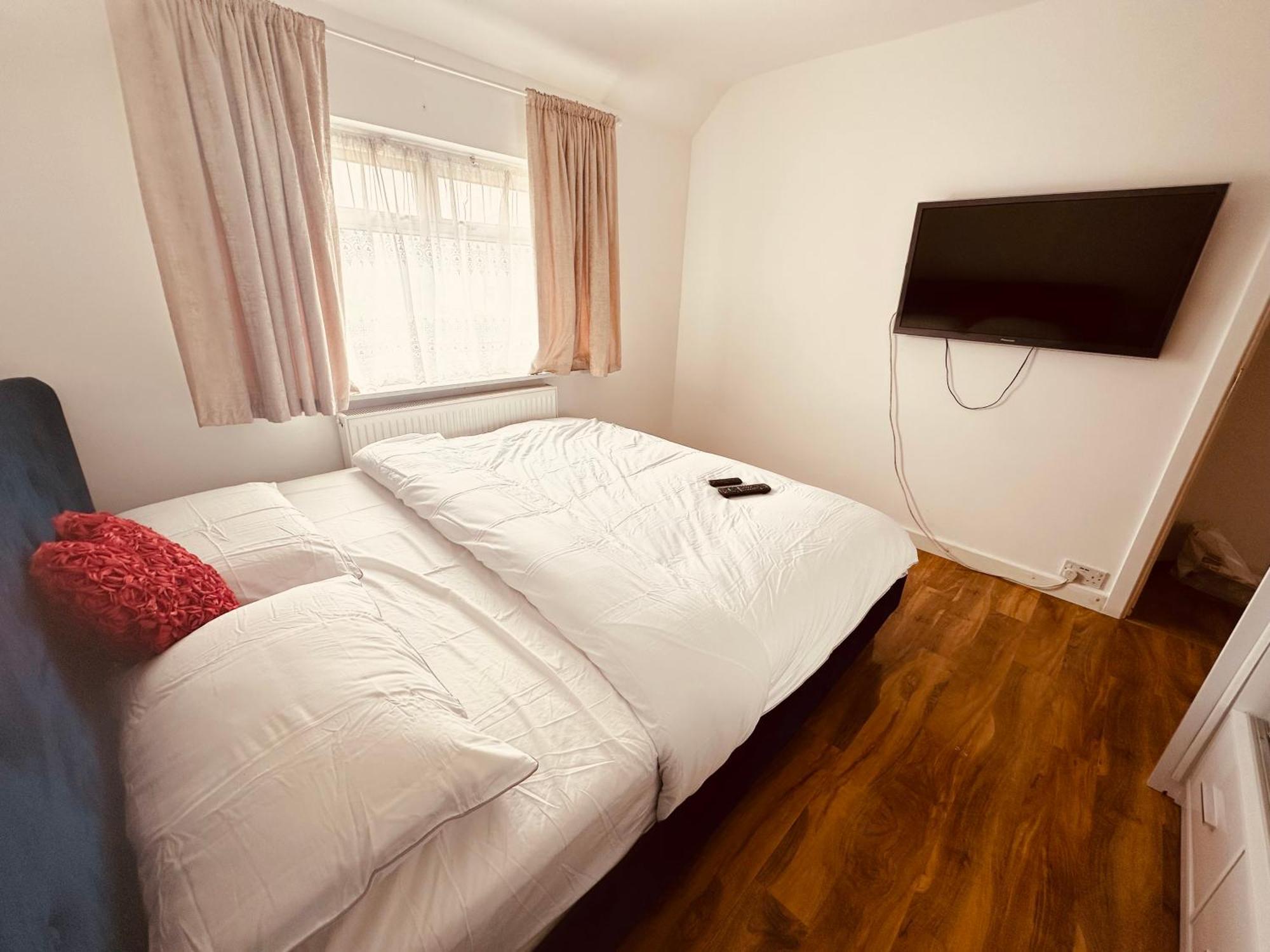 Beautiful Home In London With Easy Access To Central London Sutton  Exterior foto