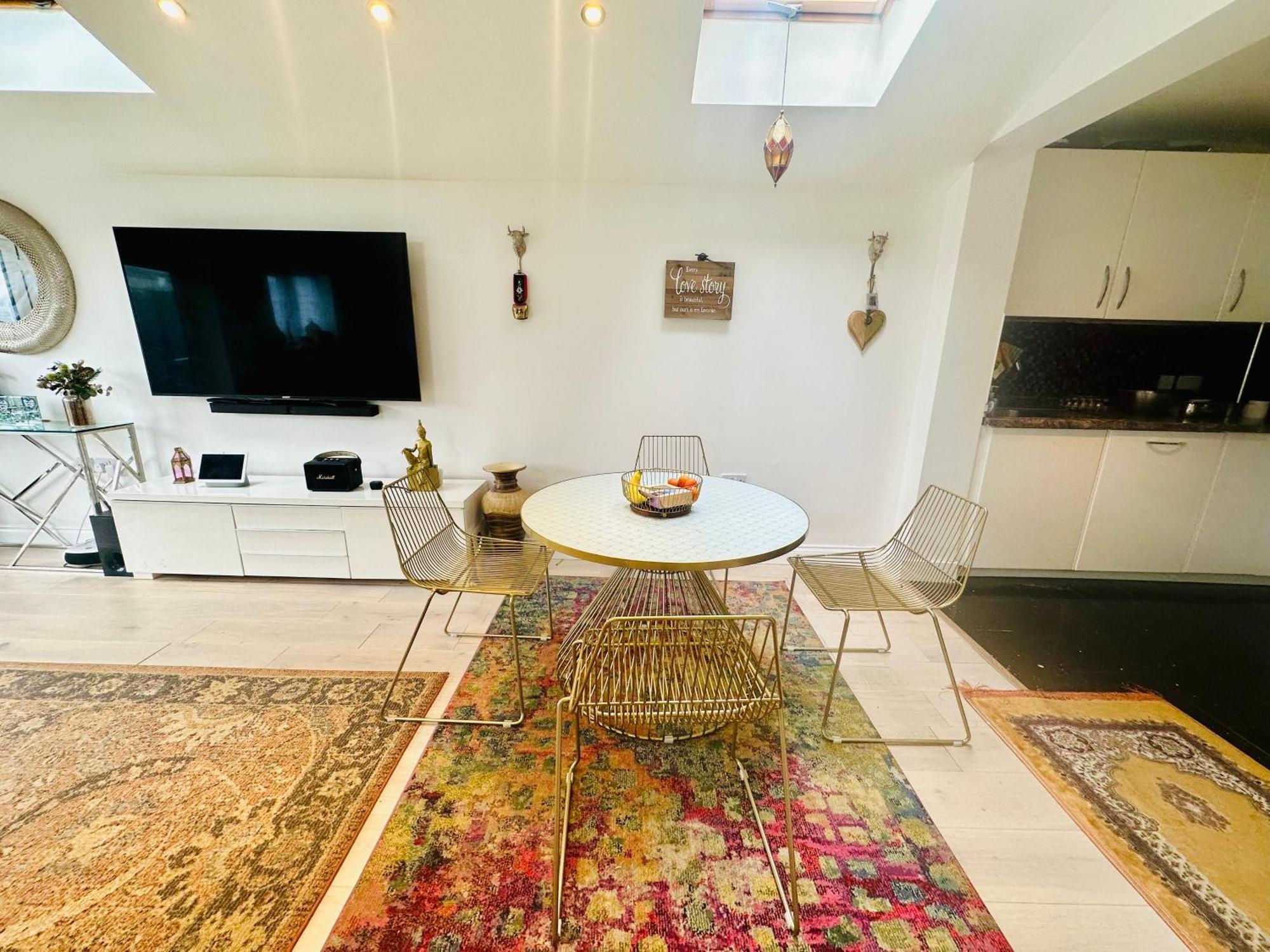 Beautiful Home In London With Easy Access To Central London Sutton  Exterior foto